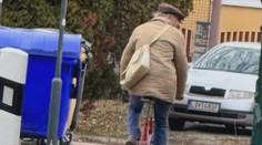 Agresívny dôchodca na bicykli terorizuje slovenskú obec. Napadol mamičku s kočíkom, na jej manžela vybehol s palicou