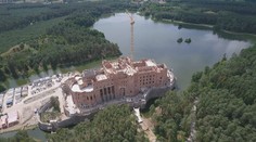 Obrovský kaštieľ vyrástol v chránenej oblasti: Investor sa totiž zrejme šalamúnsky vynašiel