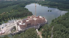 Obrovský kaštieľ vyrástol v chránenej oblasti: Investor sa totiž zrejme šalamúnsky vynašiel
