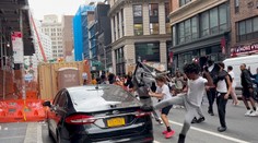 Youtuber spôsobil peklo v centre New Yorku. Chcel rozdávať počítače a herné konzoly, nakoniec skončil v putách