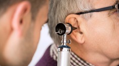 Muž sa sťažoval na bolesť hlavy. Vysvitlo, že má v uchu pavúka, ktorý si stavia hniezdo