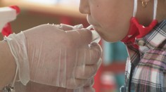 Školy čelia žalobám a trestným oznámeniam. Rodičia totiž odmietajú testovanie detí a nosenie rúšok