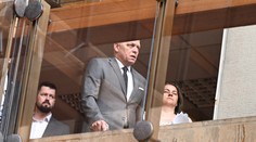 Robert Fico prišiel prvý raz od atentátu na rokovanie vlády. Podopiera sa paličkou