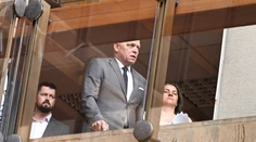 Robert Fico prišiel prvý raz od atentátu na rokovanie vlády. Podopiera sa paličkou