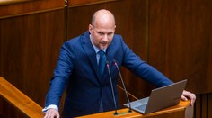 Hnutie Slovensko sa pre nákup rukavíc na rezortoch obrany a vnútra obráti na ÚVO