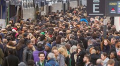 Štrajk železničiarov vo Francúzsku: Zúfalí ľudia nastupujú do vlakov oknom