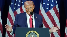 Trump pritvrdzuje voči Európe. Zavedie clá na krajiny, kým USA nezískajú Grónsko