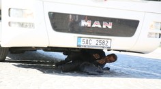 FOTO: Africkí migranti začali vyliezať z úkrytu v autobuse rovno pred Bratislavským hradom