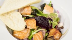 RECEPT NA DNES: Losos so šalátom s červenou repou