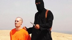 Už poznajú identitu muža, ktorý brutálne popravil troch ľudí