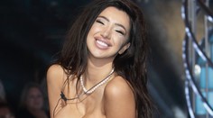 Obrovské prsia a príliš malé šaty. Držali na nej len zázrakom