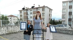 Keď sedí, je vysoká ako priemerný človek. Najvyššou ženou na svete je 24-ročná Turkyňa