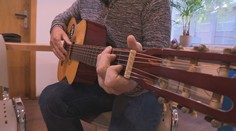 Dojímavý príbeh muža bez domova: Pre zranenie prišiel o všetko, dnes vyučuje hru na gitare