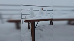VIDEO: Na Lomnickom štíte napadol sneh. Turisti si uprostred leta postavili snehuliakov
