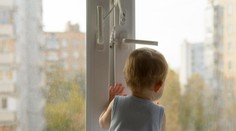 VIDEO: Opitá matka spala, život dcéry visel na vlásku. Muži chytili do deky dievčatko padajúce z piateho poschodia
