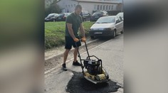 Rozbitú cestu pred bytovkou nie a nie opraviť. Miestny preto chytil stroje do vlastných rúk