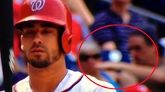 Nechutný fanúšik bejzbalu netušil, že je v zábere. Pozrite si, čo urobil