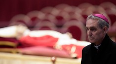 Benediktov dôverník vydal knihu. Odhaľuje detaily napätia medzi pápežmi