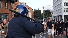 VIDEO: Veľké nepokoje v Británii. Dezinformácie po vražde troch dievčat spustili lavínu rasizmu a násilia
