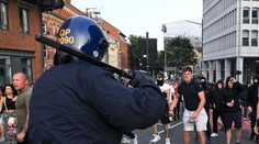 VIDEO: Veľké nepokoje v Británii. Dezinformácie po vražde troch dievčat spustili lavínu rasizmu a násilia