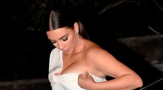 Hups. Kim vykypeli prsia z obtiahnutého korzetu