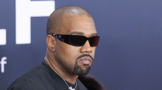 Kanye West po príspevkoch o Hitlerovi a židoch opäť šokuje. Stiahol z predaja všetko, okrem trička so svastikou