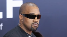 Kanye West po príspevkoch o Hitlerovi a židoch opäť šokuje. Stiahol z predaja všetko, okrem trička so svastikou