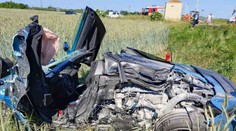 Rakúšan vbehol autom rovno pod idúci vlak. Z auta zostal iba vrak, vodiča odviezol vrtuľník