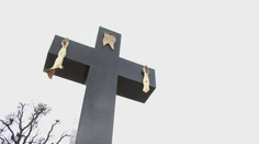 Z Krista zostali na kríži len ruky: Pri Nitre zrejme vyčíňali vandali
