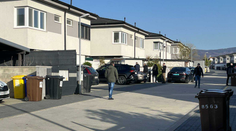 VIDEO: Neznáma žena sa vlámala na dvor prezidentky a správala sa nepríčetne. Polícia opísala zásah v Pezinku