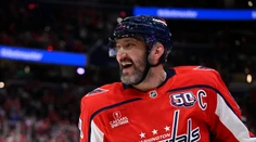 Komisár NHL ďakuje, dlhoročný rival skladá klobúk a Gretzky je vďačný. Svet reaguje na Ovečkinov majsterštych