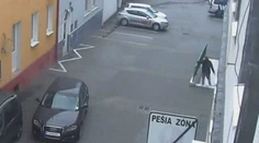 Nepochodil v krčme, skúsil inde. Muž si od zamestnankyne verejných toaliet v Prievidzi pýtal mobil ozaj netradične