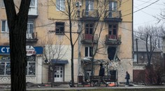 Ôsmy deň vojny: Rusi prvýkrát priznali obete, ľudia holými rukami bránili ukrajinský Enerhodar