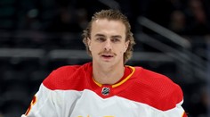 VIDEO: Vysoká prehra nebola pre Calgary jediný problém. Pospíšil sa zranil, nedohrala ani ďalšia hviezda