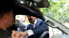VIDEO: Matoviča päsťou udieral muž v bielej košeli. Zistili sme, o koho ide