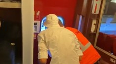 V horúčavách uviazli v pokazenom vlaku bez klimatizácie. Zúfalí cestujúci rozbíjali okná, teploty boli neznesiteľné