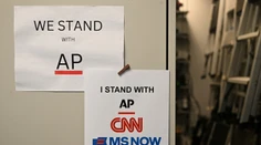 Najväčšie stanice vrátane Fox News bojkotujú spravodajstvo o Trumpovi. Biely dom preto spustil vlastné vysielanie