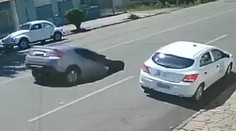 VIDEO: Auto pohltila cesta. Zmizlo v hlbokej jame