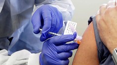 V pražskej nemocnici očkovali okoloidúcich, aby nemuseli vyhadzovať dávky. Registračný systém kolabuje