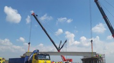 Časozberné video: Takto za štyri hodiny osadili pri Blatnom sedem nosníkov