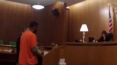 Kriminálnika rozzúrila výška trestu, svojho právnika priamo na súde zmlátil do bezvedomia