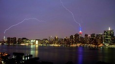 Dva blesky udreli do dvoch mrakodrapov súčasne. Unikátne foto