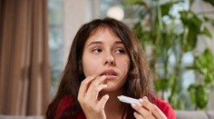 Objavil sa vám vred alebo pľuzgier na pere? Odborníčka prezradila, kedy treba spozornieť