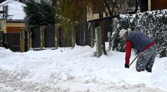 Sneh na východe Slovenska stále komplikuje dopravu. Zapadli aj hasiči, ktorí išli na zásah