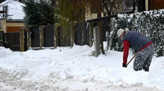 Sneh na východe Slovenska stále komplikuje dopravu. Zapadli aj hasiči, ktorí išli na zásah