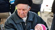 Ukrajinec (84) zažíva už druhú vojnu. Šoféroval 12 hodín, aby zachránil svoju rodinu