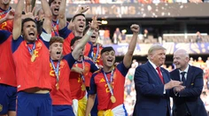VIDEO: Trumpa vypískali na finále MS. Po odovzdaní trofeje odmietol odísť z pódia
