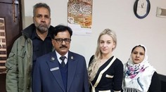 Vysmiata na fotke s colníkmi: Z českej pašeráčky je miláčik Pakistancov