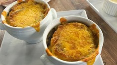 Francúzska cibuľová polievka s čedar syrom a toustom