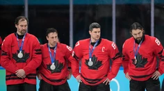 Crosby sa nechcel povyšovať nad tím a vyzdvihol McDavida. Tréner Kanady označil za víťaza hokej